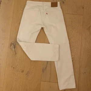 Cremevita Levis 501 - Cremevita Levis 501 jeans i nyskick. Nypris ligger på 1250kr. Slå ett PM för mer bilder pris går att diskuteras