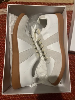  Maison Margiela gats - Säljer ett par snygga Maison Margiela gats som är perfekt inför sommaren 