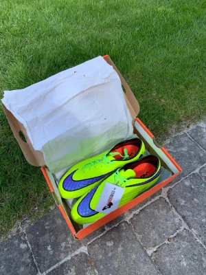 Nike Hypervenom phantom fotbollsskor - Nike Hypervenom Phantom i storlek 45. Använda endast 1 gång, lappen sitter kvar och lådan finns👍 skriv dm för fler bilder
