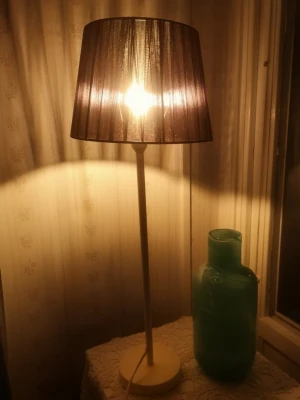 Stilren IKEA Bordslampa (52cm) Inkl. LED-lampa  -  En jättefin och klassisk bordslampa från IKEA. Lampan har en krämvit/vit fot och en snygg mörblå veckad skärm som ger ett väldigt mjukt och hemtrevligt ljus och ger ett fantastiskt varmt och stämningsfullt sken på kvällen. Själva foten är 52 cm hög (utan skärmen inräknad). Lampan skickas med en LED-lampa så den är redo att tändas direkt!