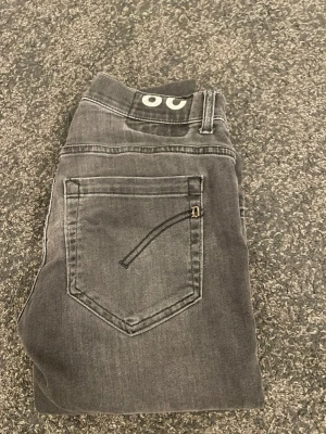 Dondup George 28  - Dondup George jeans i storlek 28. Bra skick på jeansen, tight modell.. Mörkgrå