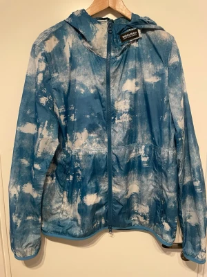  Woolrich windbreaker - Snygg vindjacka från Woolrich i mycket bra skick.   Det är bara att höra av sig vid funderingar.