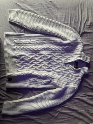 Quarter zip Superdry - En skön, stilren och otroligt bekväm quarterzip i storlek M. Använt enbart fåtal gånger, ej slitage eller några hål.