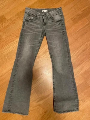 Grå jeans från Gina Tricot - Snygga grå jeans från Gina Tricot med klassisk femficksdesign och raka ben. Jeansen har en lätt tvättad look och är tillverkade i mjukt denimtyg. Perfekta för en avslappnad och trendig stil.