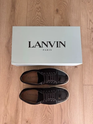 Svarta Lanvin  - Snygga svarta Lanvins i storlek 43. De är i mycket fint skick. Köpta på NK och har kvittot kvar. Tveka inte på att höra av dig om du har frågor! Priset är diskuterbart.