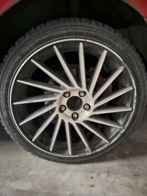 Fälg med däck 18 ekrar - Säljer en snygg fälg med 18 ekrar i silverfärgad metall, monterad med ett däck av märket Snow Leopard. Passar till bil och har sportig design med många smala ekrar. Perfekt för dig som vill uppgradera bilens utseende. Bult 5.108