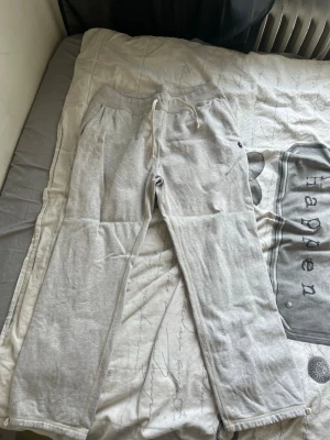 Grå mjukisbyxor från Polo Ralph Lauren - Snygga grå mjukisbyxor från Polo Ralph Lauren med dragsko i midjan och två sidofickor. Klassisk broderad logga i mörkblått på vänster sida. Perfekta för chill dagar och riktigt sköna tack vare mjukt bomullsmaterial.