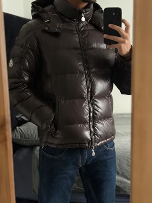 Moncler Maya - Riktig stilren Moncler Maya i storlek 2/S,M. Självklart äkta! Små defekter såsom att den har lossnat lite vid cartoon tagen. Annars i mycket bra skick! Passar dig mellan 170-180cm! Verkligen bästa valet av jacka! Bara att skriva vid funderingar!🌟❄️