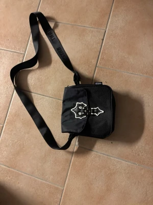 Trapstar väska  - För fler bilder eller frågor är det bara att skriva.