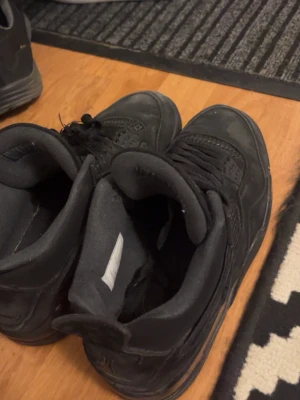 Svarta Air Jordan 4 sneakers - Säljer ett par svarta Air Jordan 4 sneakers med klassisk siluett och coola detaljer. Jag säljer dessa eftersom dom inte kommit till användning. Använt ett få tal gånger tidigare, skriv för info. Pris kan diskuteras. 