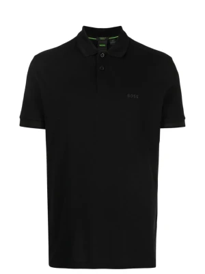 Svart pikétröja från BOSS - Klassisk svart pikétröja från BOSS med korta ärmar, krage och knäppning med tre knappar. Diskret BOSS-logga på bröstet. Perfekt för en stilren och enkel look. Tillverkad i mjukt material som känns bekvämt hela dagen.