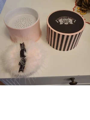Juicy couture powder ny - Säljer en superfin lyxigt kroppstalk från Juicy Couture. Den har en söt svart rosett som detalj och kommer i en lyxig randig ask. Perfekt för att ge din hud en extra touch av glamour!