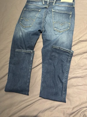 Blå jeans med kontrastsömmar - Snygga blå jeans med ljusa kontrastsömmar och klassiska bakfickor med dekorativa sömmar. Jeansen har en rak passform och är tillverkade i denim. Perfekta för en avslappnad och trendig look. Jätte fint skick använd få gånger dom är slim så lite små i storleken