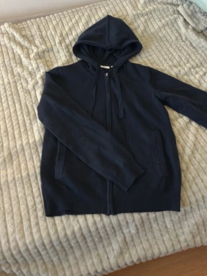 Mörkblå hoodie från RYVLS Stockholm - Storlek/158-164.Helt ny soft knit hoodie, sälja för den var för liten på mig 