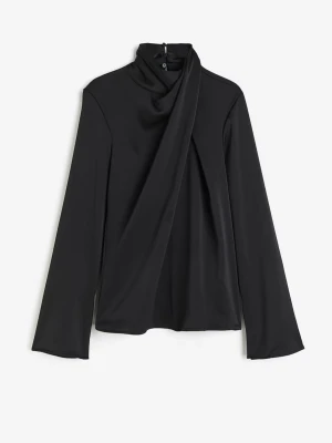Draperad satin blus  - Från H&M. Använt 1 gång. Artikeln finns på H&M hemsida men är slutsåld. 