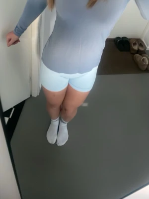 Ljusblå långärmad tröja - Säljer en ljusblå långärmad tröja med tight passform och rund halsringning. Tröjan är enkel och stilren, perfekt för träning eller att ha u skolan. Materialet känns mjukt och stretchigt, vilket gör den bekväm att bära hela dagen.