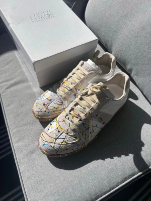 Maison Margiela Gats med färgstänk - Vita gats med färg på storlek 43 aldrig använda utomhus