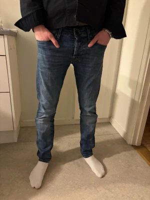 Blåa slim fit jeans från Jack & Jones - Säljer ett par blåa jeans från Jack & Jones med slim passform. Storleken är 29/30 och modellen är Glenn . Säljer dom för endast 249kr!, Om du har några funderingar så är det bara att skriva!