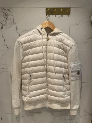 Vit moncler cardigan  - Vit moncler cardigan, använd men är fortfarande ren och fräsch. Perfekt om du vill ha en lite tunnare jacka.