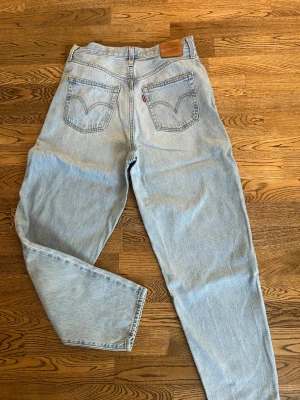 Ljusblå Levi's jeans - High loose taper  - Säljer ett par klassiska ljusblå Levi's jeans i loose taper model och hög midja. Jeansen är ankellånga och  har två bakfickor med de ikoniska Levi's-sömmen och en brun läderpatch i midjan. Tillverkade i kraftig denim med vintagekänsla.
