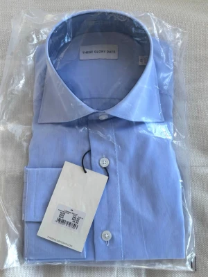 These glory days skjorta - Kavaj/ en lite finare skjorta från These glory days. Skjortan är helt ny och tag sitter på när man köper. Aldrig använd skjorta.   #brioni #loropiana #stenströms #ralphlauren #oscarjacobsson #roseandborn 