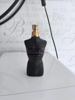 Jean Paul Gaultier Le Male le parfum - Säljer en Jean Paul Gaultier Le Male Le Parfum i svart, matt flaska formad som en manlig torso med gulddetaljer. Medföljer originalförpackning i svart metall med guldfärgade inslag. En ikonisk och stilren parfym för dig som gillar exklusiva dofter. Jag skulle uppskatta att det är ca 40/45 ml kvar i flaskan. Pris går att diskutera vid snabb affär 