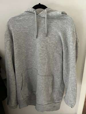 Hoodie från Selected Homme  - Snygg hoodie som använts varsamt från Selected Homme, den är sjukt snygg och perfekt inför kyligare sommarkvällar som närmas oss. Bara höra av dig i dm vid ev frågor eller funderingar.