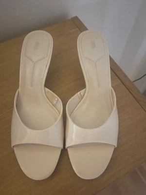 Klackar från Zara - Oanvända vita klackar från Zara. Använda en gång och därmed i nyskick. 