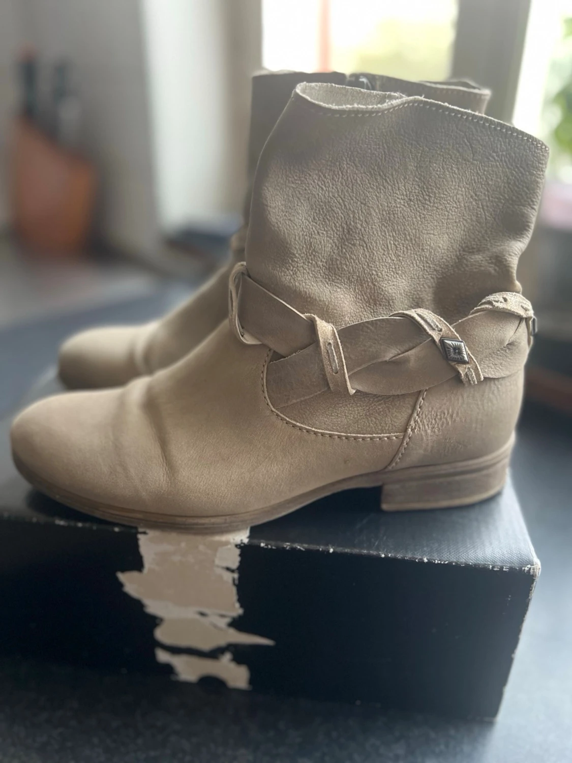 Beige stövletter med dekorativt spänne - 1