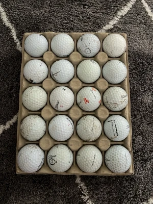 20 st vita golfbollar C klass  - Säljer ett set med 20 stycken vita golfbollar från Titleist, förpackade i en äggkartong-liknande låda. Perfekt för dig som vill fylla på golfbagen med extra bollar. Bollarna har klassisk rund form och är tillverkade i slitstarkt material.