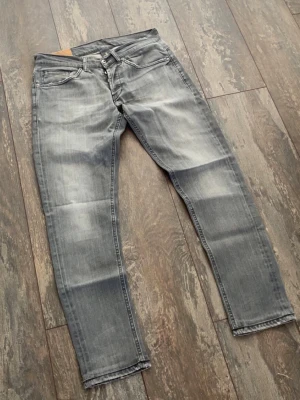 DonDup Jeans - Säljer ett par riktigt snygga dondup jeans. Skicket är 10/10. Storleken är 32. Priset kommer att ligga på 699kr men kan sänkas.