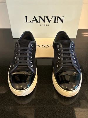 Lanvin Skor - Feta Lanvin skor i blå | UK 7 som motsvarar ca 41-42 | Dem är i ett grymt och skick få tecken av användning | Lanvin-dustbag följer med | Tveka inte att kontakta oss vid minsta fundering!