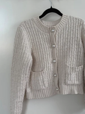 Stickad kofta Kappahl  - Stickad kofta med pärlor till knappar 