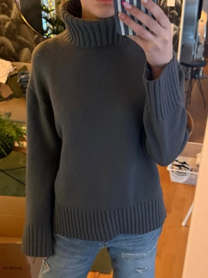 Mörkgrå stickad polotröja - Från H&M
