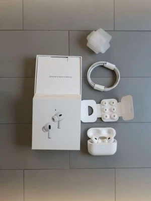 Apple AirPods Pro med laddningsetui - Säljer ett par Apple AirPods Pro i vitt med trådlöst laddningsetui. Hörlurarna har silikonproppar i olika storlekar, brusreducering och levereras med originalkartong, laddningskabel och extra öronproppar. Perfekta för musik, poddar och samtal.