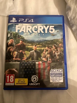 Far Cry 5 till PS4 - Far Cry 5 till PlayStation 4, ett actionfyllt äventyrsspel från Ubisoft. Blå plastfodral med omslag i färg, spelet utspelar sig i en öppen värld med olika expansioner som Season Pass, Dead Living Zombies, Hours of Darkness och Lost on Mars.