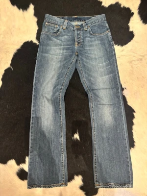 Nudie Jeans Bootcut Ola  - Tja, säljer dessa jätte feta Nudie Bootcut Ola jeansen.| Byxorna är i väldigt bra skick.| Storleken på byxorna är W30 och L32 (Passar mer L31 än L32, dubbelkolla gärna måtten på sista bilderna.| Bara att höra av er vid frågor eller funderingar.| 