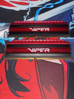 Viper DDR4 RAM-minnen 2x16Gb - Två stycken Viper DDR4 RAM-minnen med röd och svart kylfläns i metall. Perfekt för gaming eller uppgradering av din stationära dator. Snygg design med Viper-logga i vitt på framsidan.