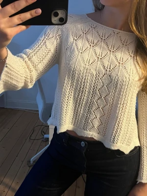 Vit virkad stickad tröja - Säljer en vit, virkad stickad tröja med kortare armar 