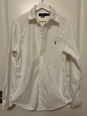 Skjorta från Ralph Lauren - Klassisk vit button down skjorta från Ralph Lauren med broderad logga på bröstet. 
