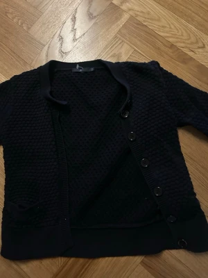 Kofta  - Söt svart långärmad kofta med knappar