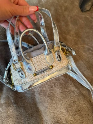 Väska  - Snygg miniväska med både handtag och axelrem. Aldrig använd.