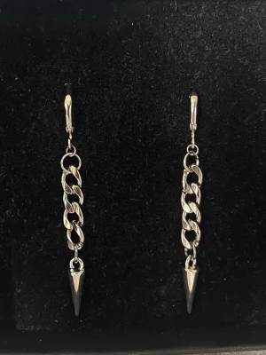 Silverörhängen  - Ett par silverörhängen som även finns att köpa enskilt så kolla mina andra annonser! Det är rostfritt stål.
