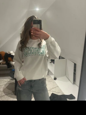 Vit sweatshirt med grön text - Vit sweatshirt med trycket 'ORIGINAL TRACK CHALLENGE' i grönt framtill..