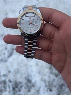 Klocka  - Hej jag säljer min klocka har inte använt den  så mycket ungefär i två veckor den är i jätte fint skick 