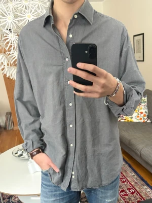 Grå skjorta  - Säljer en grå skjorta med coola knappar!