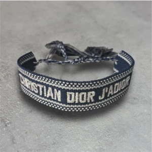 Christian Dior armband - Säljer detta riktigt snygga armbandet från Dior i marinblått | justerbar, passar alla handleder | skick: 10/10, helt ny | Hör av er vid frågor, pris kan diskuteras något 🙌