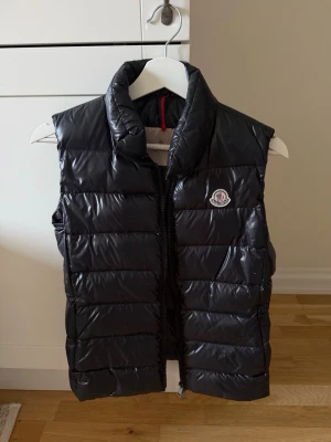 Moncler Ghany - Bra skick, lätt slitage, dragkedjan till ena fickan krånglar ibland och serietidningsgrejen sitter lite löst, allt går att ordna om man vill de. Har alla lappar sparade.