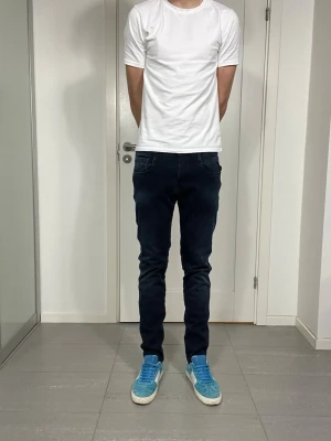 Replay Anbass Hyperflex Jeans  - Säljer nu dessa Replay Anbass Hyperflex jeans i svart/mörkblå färg, W30 o L32, skriv för fler bilder/frågor🙌🏼