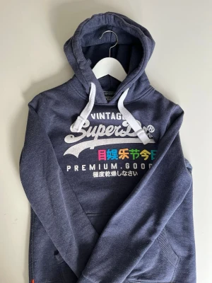 Superdry hoodie -   Superdry Hoodie - Navy Blå  En snygg och bekväm Superdry-hoodie i marinblått. Perfekt för en avslappnad stil. Den är i fint skick och redo att börja användas🤭   Färg: Marinblå Märke: Superdry Skick: mycket bra  Storlek: ( XS)  Passa på att köpa nu när det är kyligt ute 🤩obs: äru snabb så kan jag sänka priset lite.. 🐐 